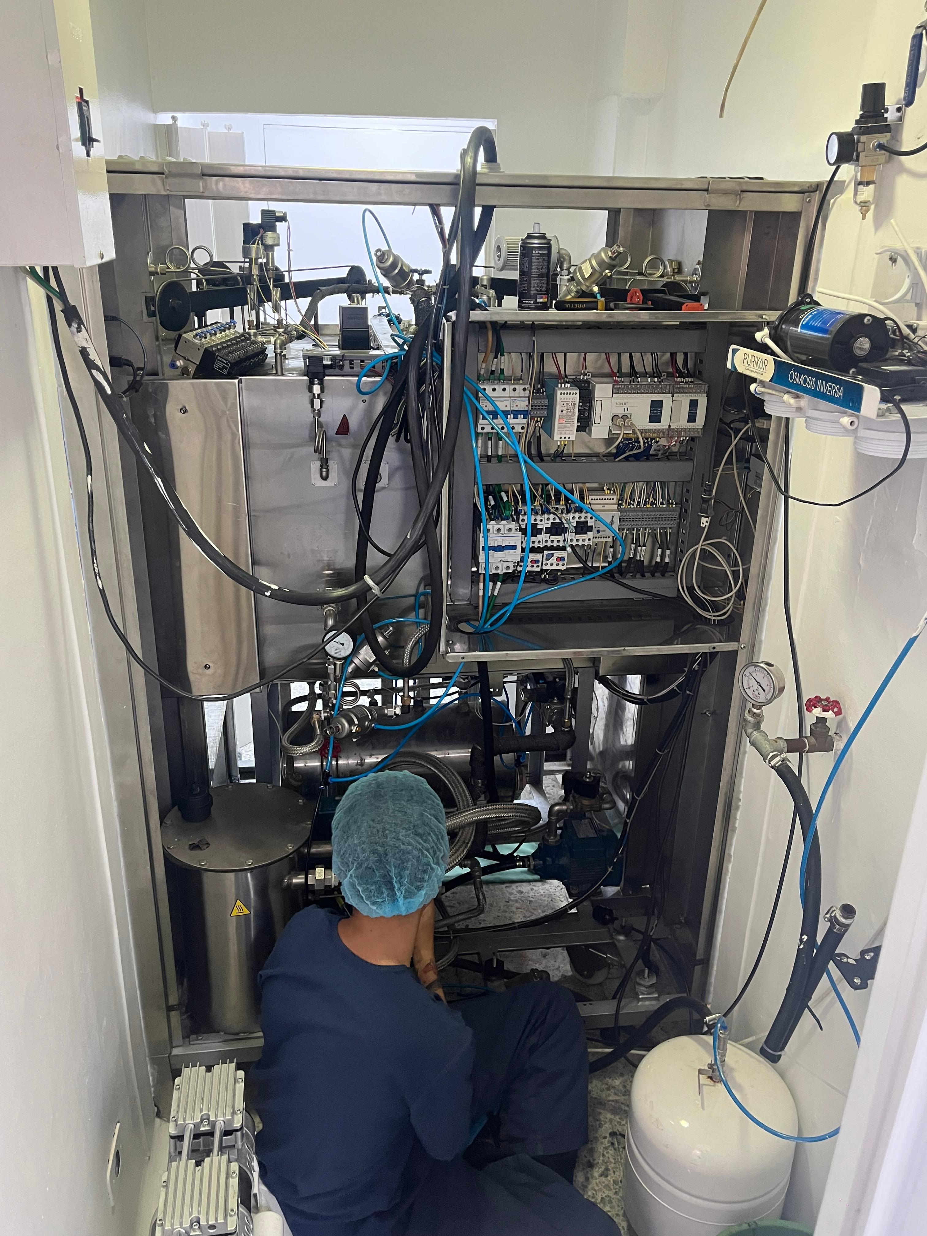 Ingeniero biomédico de ViitalCore realizando soporte técnico en un equipo de esterilización